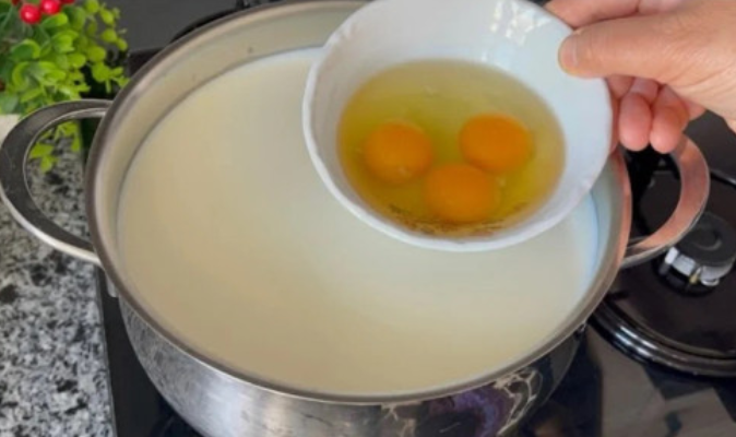 Изсипете яйцето във врящо мляко и сиренето е готово за 20 минути. Оказва се по-богато от скъпото сирене от магазина